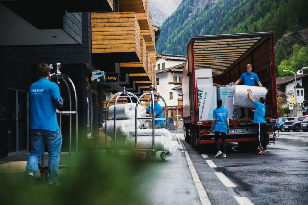 Mitarbeiter von SOULMAT bei der Auslieferung von Hotelmatratzen